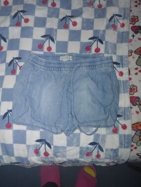 Light Wash Women’s Elastic Waist Jean Shorts